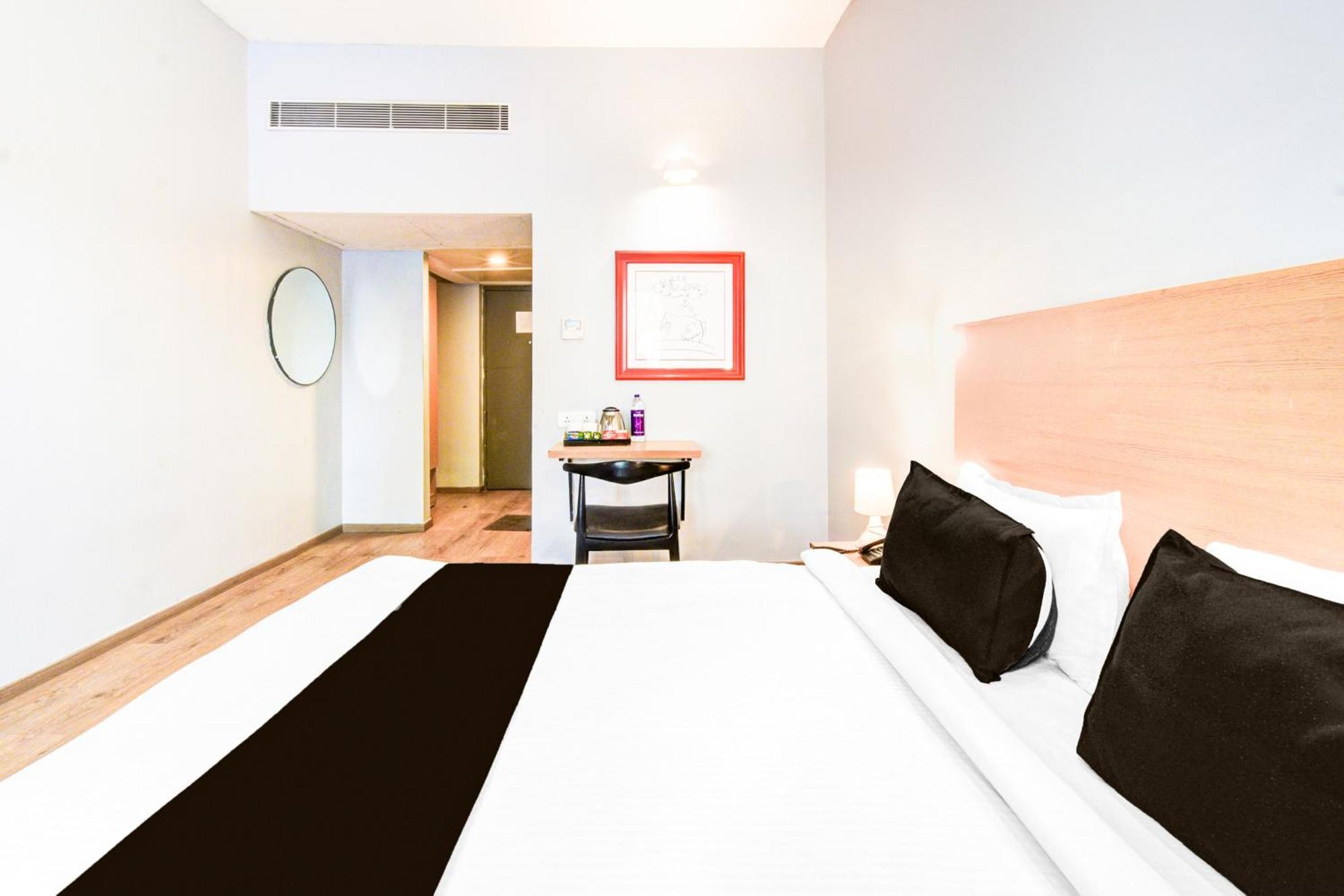 Super Townhouse Lakdikapul Hotel Haiderabad Buitenkant foto