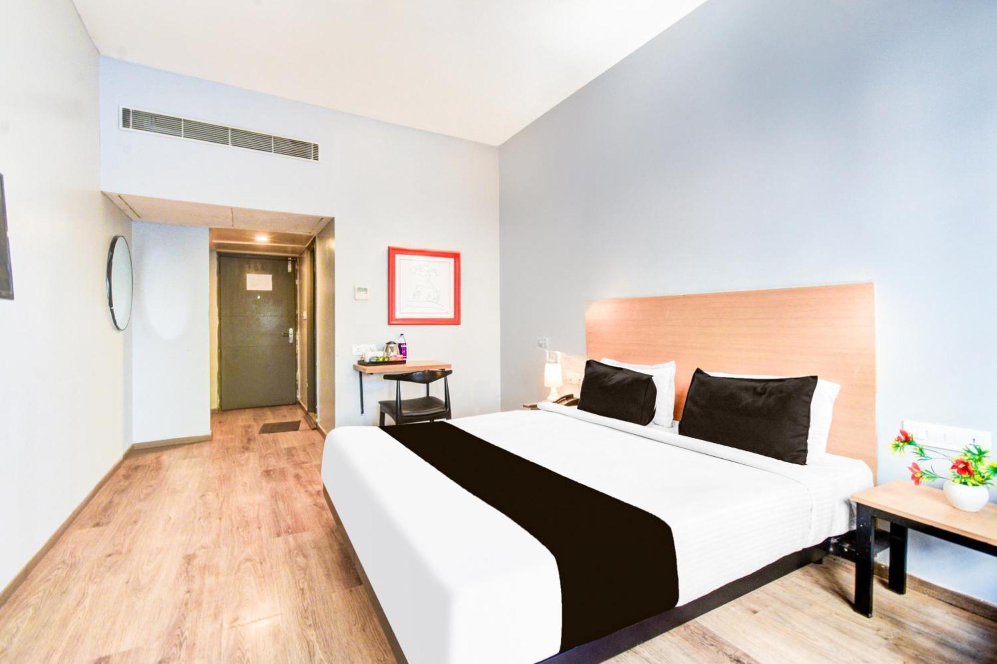 Super Townhouse Lakdikapul Hotel Haiderabad Buitenkant foto