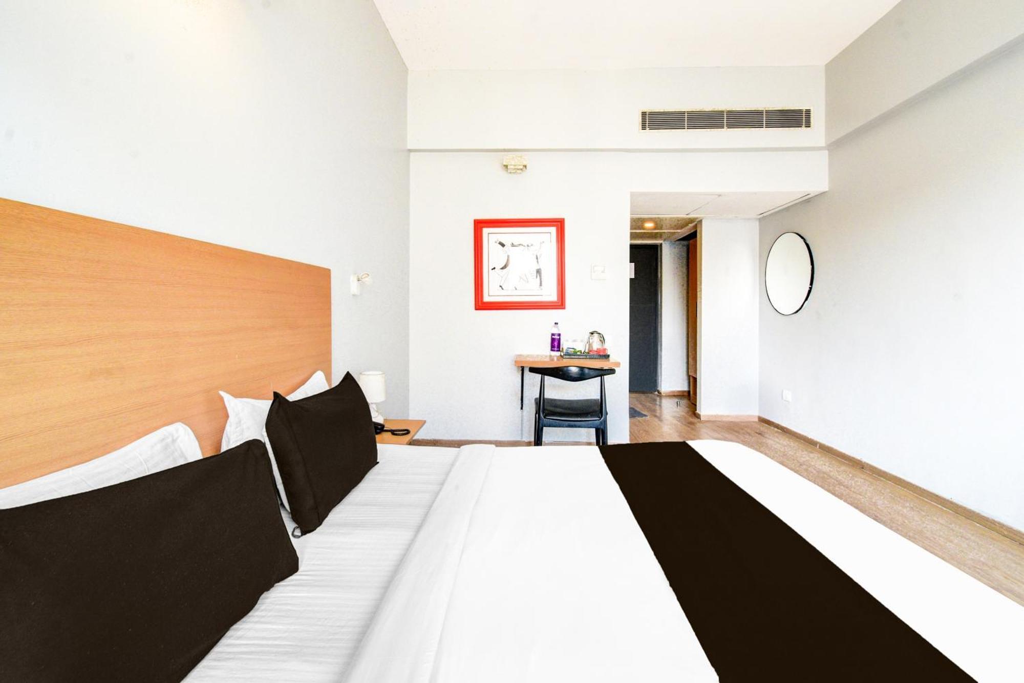 Super Townhouse Lakdikapul Hotel Haiderabad Buitenkant foto