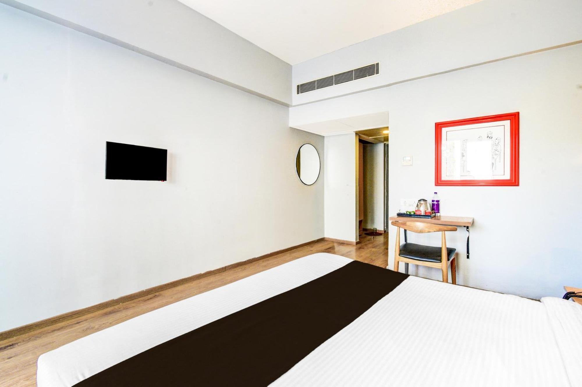 Super Townhouse Lakdikapul Hotel Haiderabad Buitenkant foto