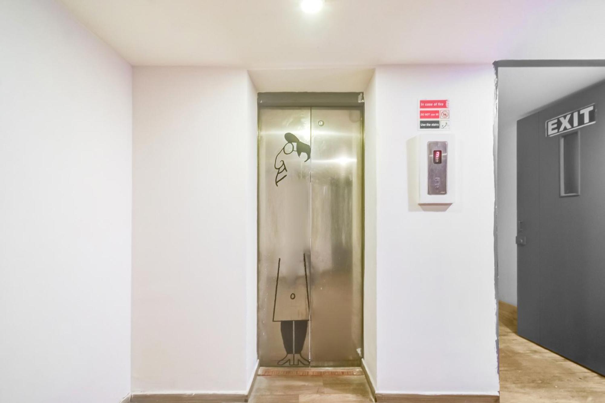 Super Townhouse Lakdikapul Hotel Haiderabad Buitenkant foto