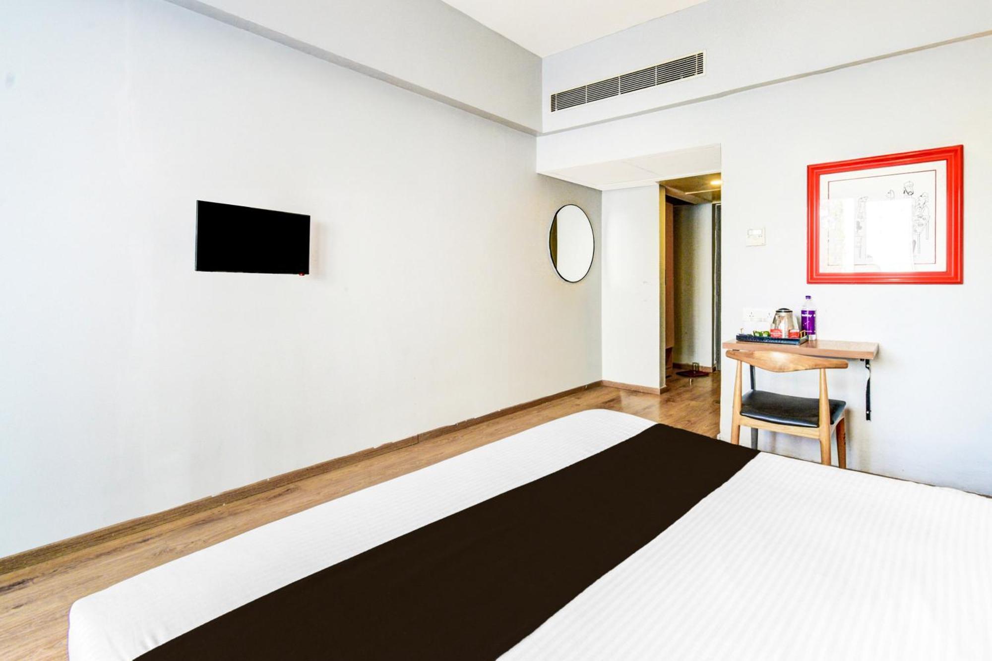Super Townhouse Lakdikapul Hotel Haiderabad Buitenkant foto